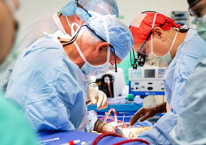 Dr. Marty Sellers, wearing a red scrub cap, and his team perform a normothermic regional perfusion organ recovery at a hospital in eastern Tennessee.  Photo by Jessica Tezak.